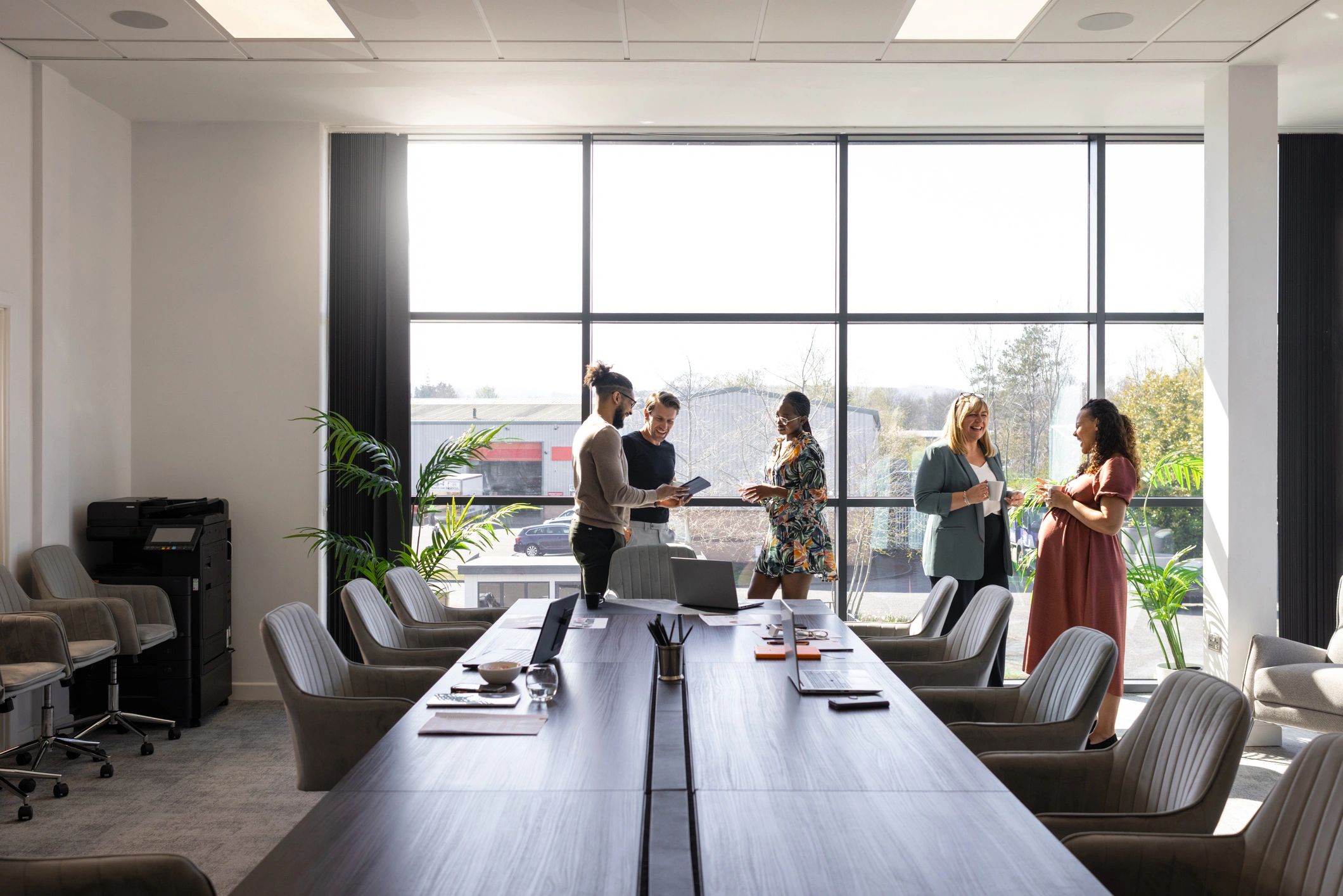 Consulting team meeting in a modern boardroom